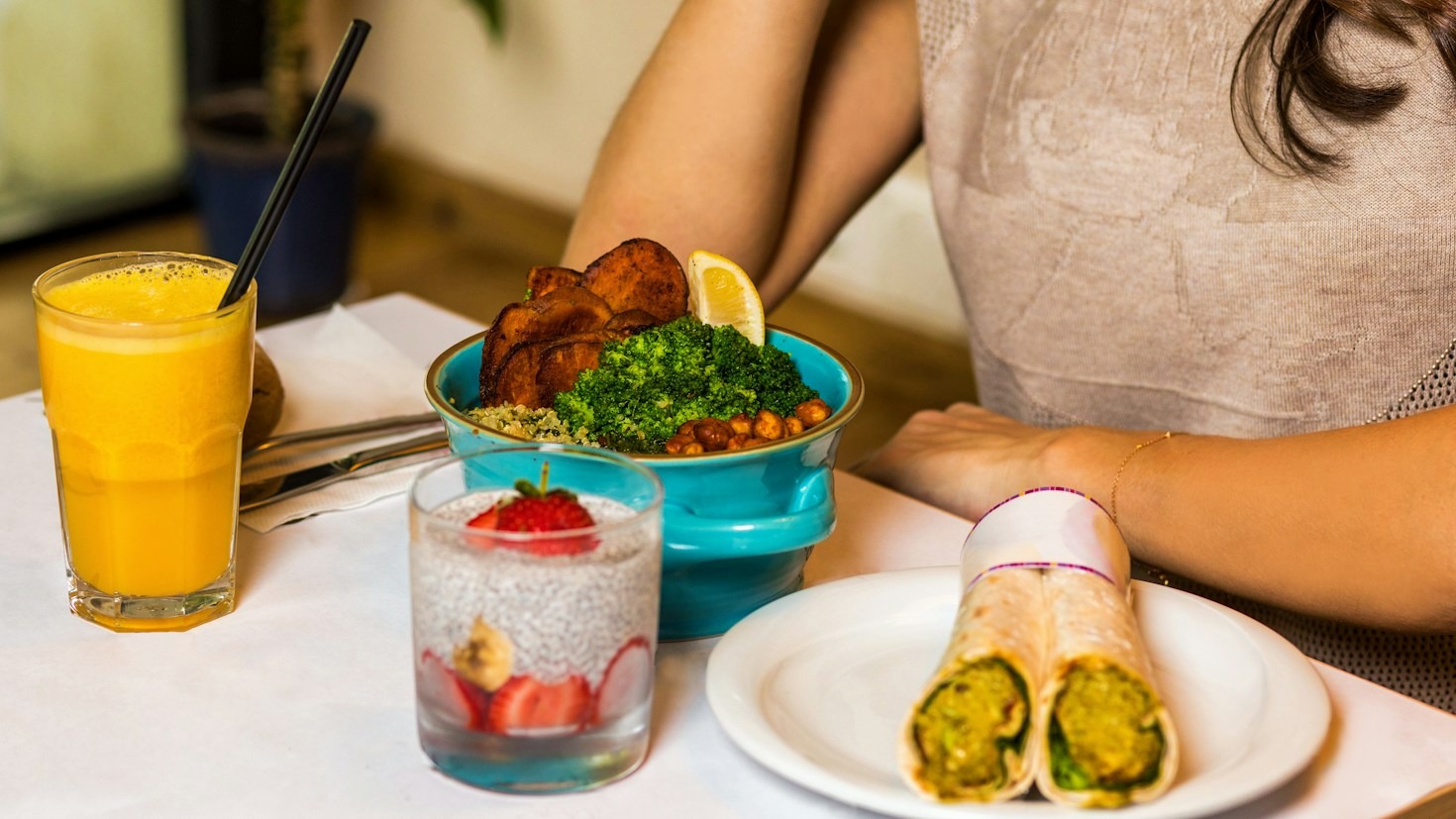 Keto na mieście: jak mądrze wybierać dania w restauracjach